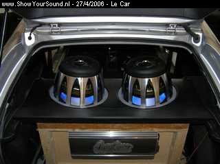 showyoursound.nl - Honda Civic met Orion  - Le Car - SyS_2006_4_27_11_51_16.jpg - Verlichting voor de woofers gemonteerd en sierringen gemaakt. 